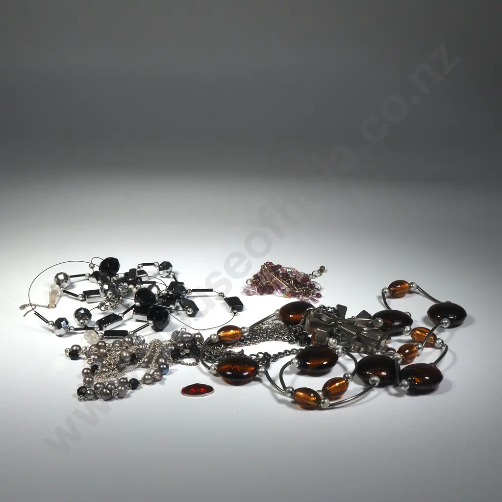 Quantity of Costume Jewellery - Mainly Necklaces & Pendants Image 1++
