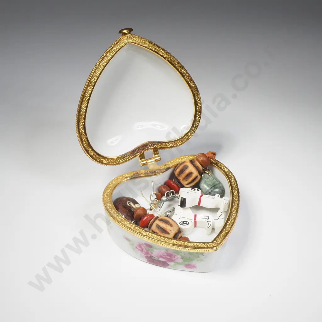 Two Pairs of Costume Earrings & Pendants in Porcelain Box Image 1++