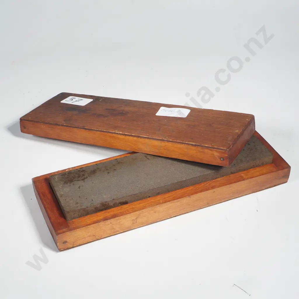 Vintage Whetstone in Wooden Storage Box Image 1++
