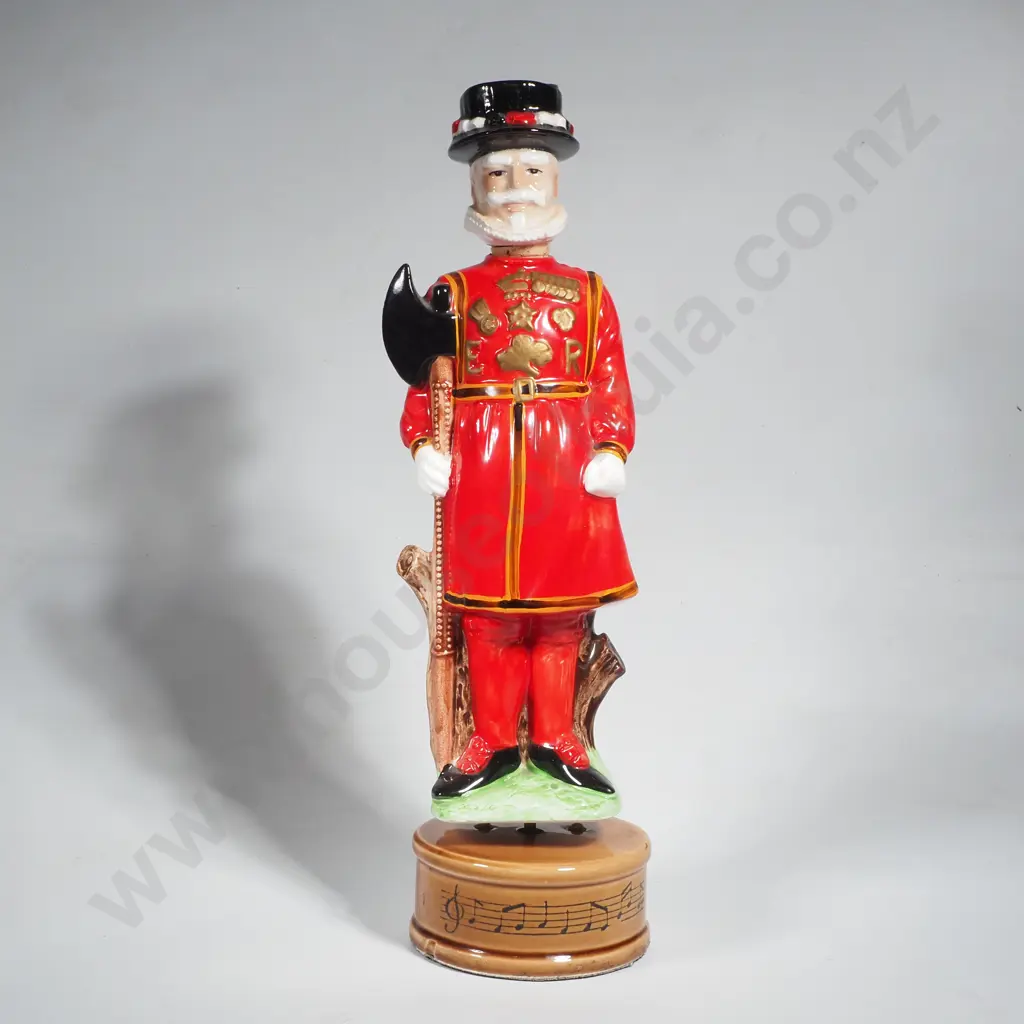  China Figurine of a Beefeater Mounted on a Muscial Base  Image 1++