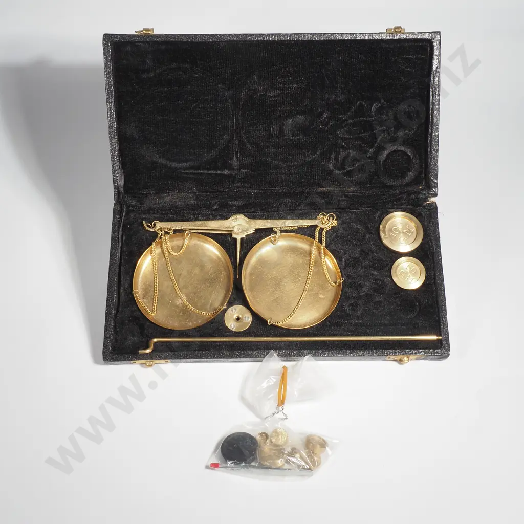 Cased Vintage Portable Gold Weighing Scales Image 1++