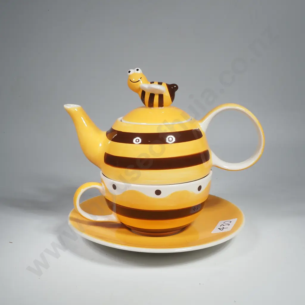 Indra Stoneware Novelty 'Bee' Teapot, Cup/Saucer Combination Image 1++