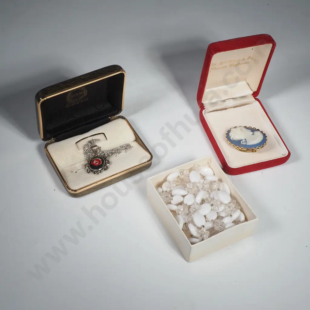 Assorted Cased Costume Jewellery  Image 1++
