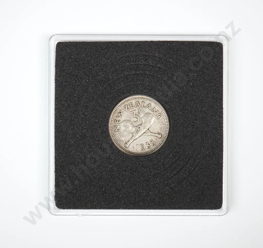1935 New Zealand Threepence Coin  Image 1++