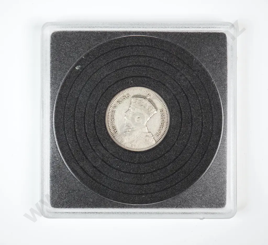 1935 New Zealand Threepence Coin  Image 1++