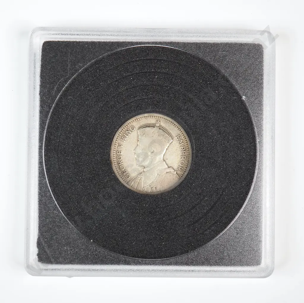 1935 New Zealand Threepence Coin  Image 1++