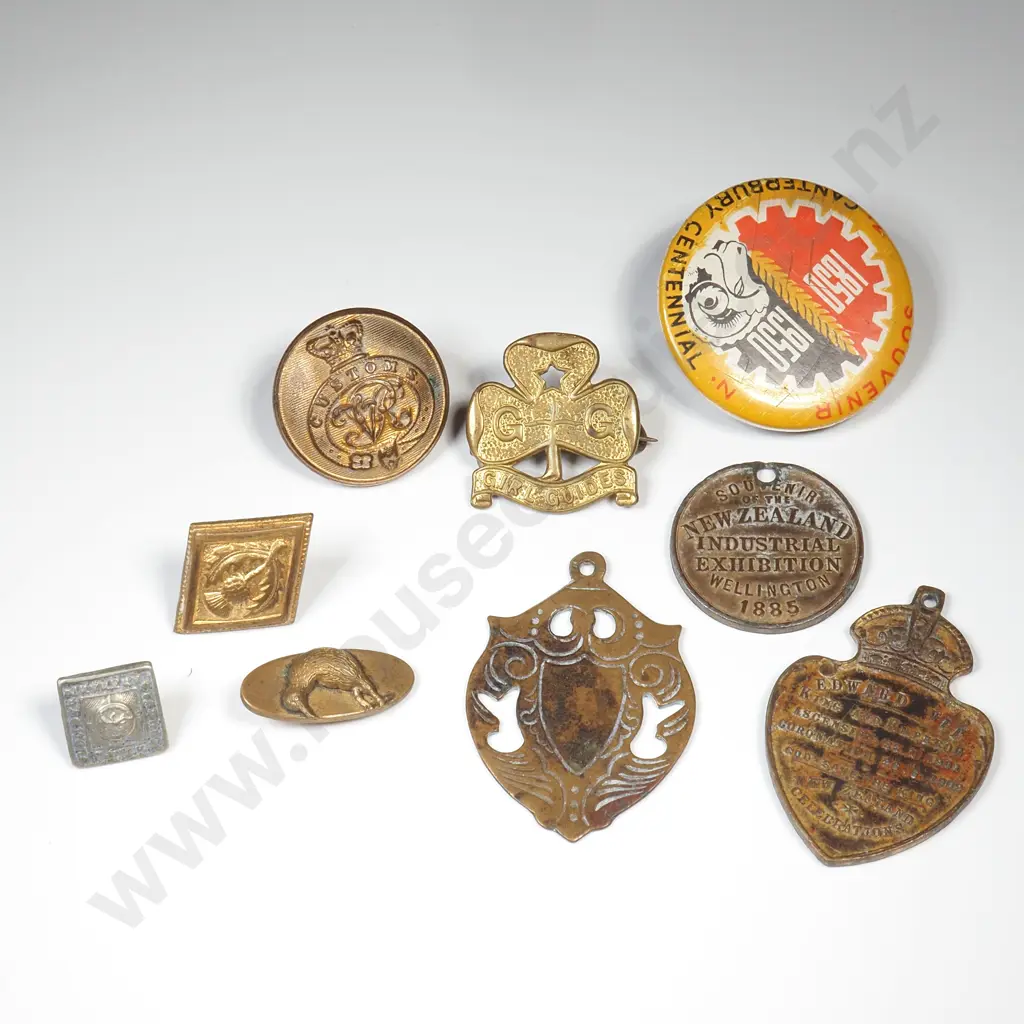 Assorted Mainly Vintage NZ Badges Image 1++