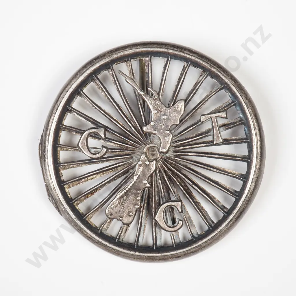 Vintage New Zealand Cycling Club Badge (Opens and is cool) Image 1++