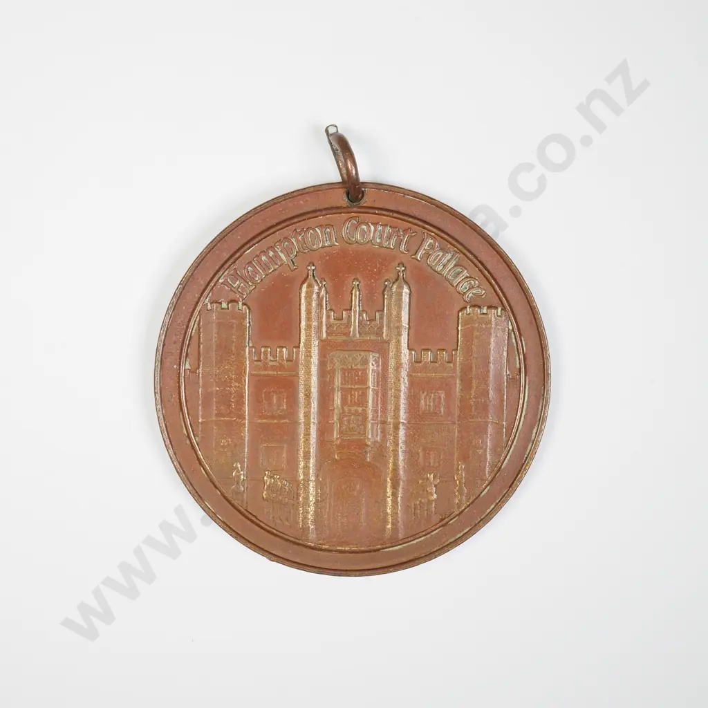 UK Hampton Court Palace/Elizabeth I Commemorative Medallion Image 1++