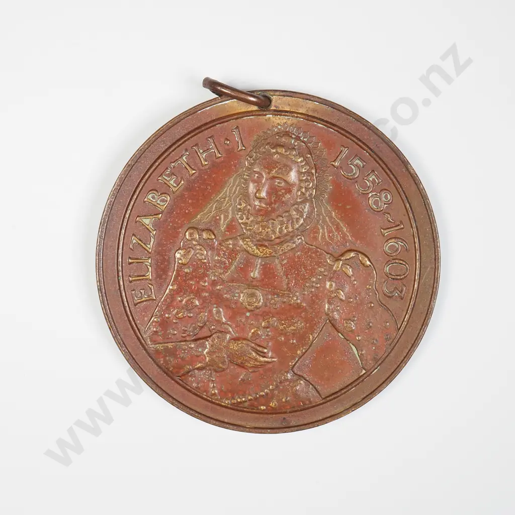 UK Hampton Court Palace/Elizabeth I Commemorative Medallion Image 1++