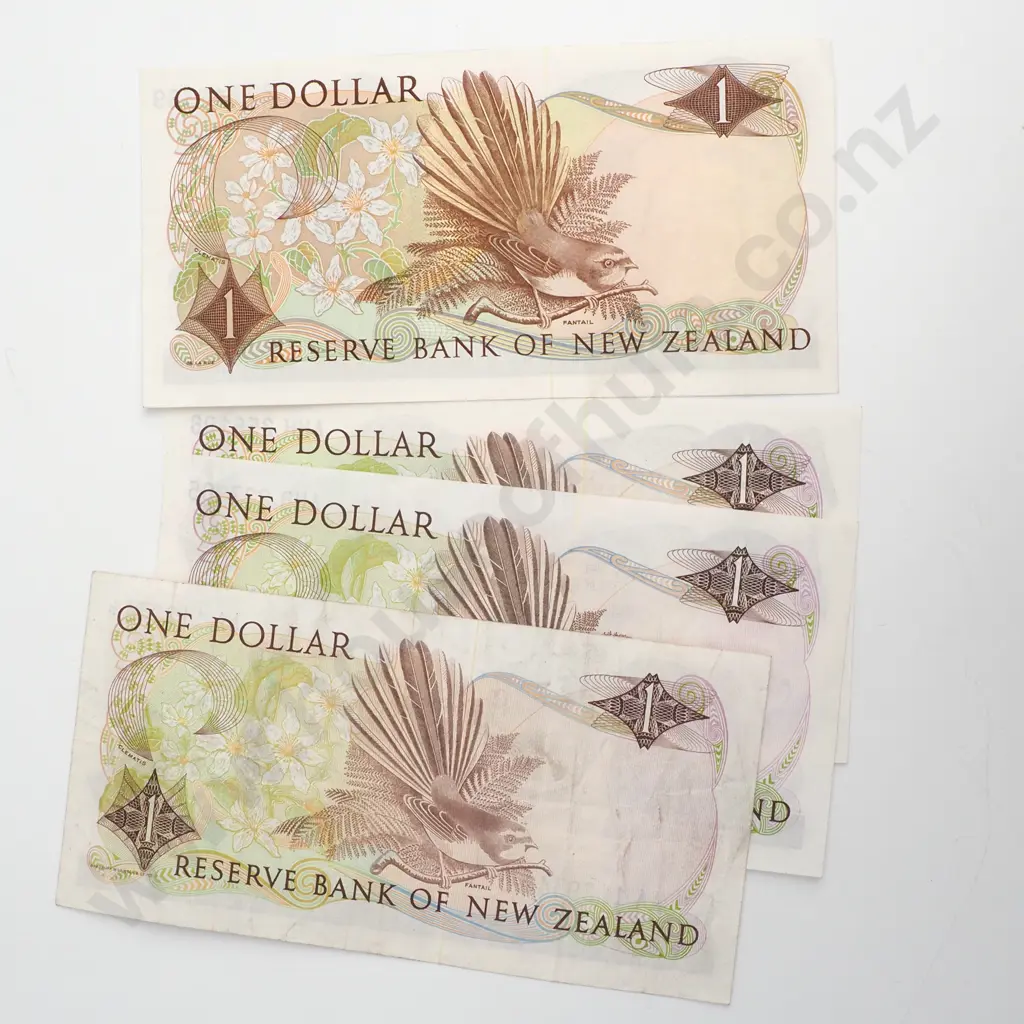 Three NZ One Dollar Banknotes Image 1++