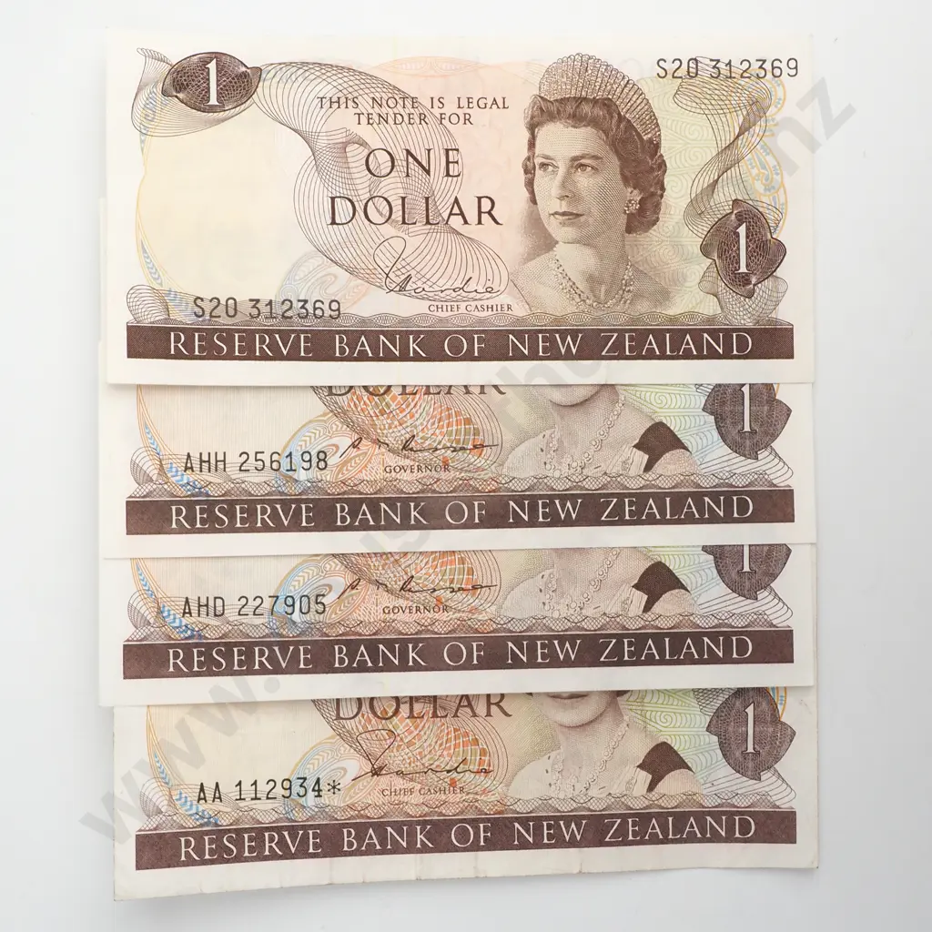 Three NZ One Dollar Banknotes Image 1++