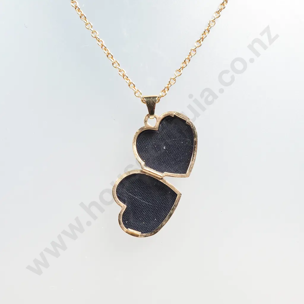 9ct Gold Heart Pendant on 9ct Gold Chain Image 1++