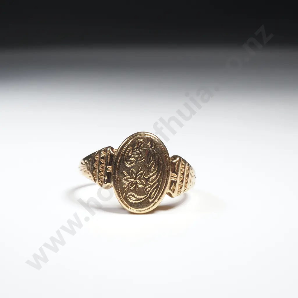 9ct Gold Signet Ring Image 1++