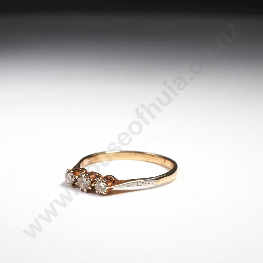 Vintage 18ct Gold Three Diamond Ring Image 1++