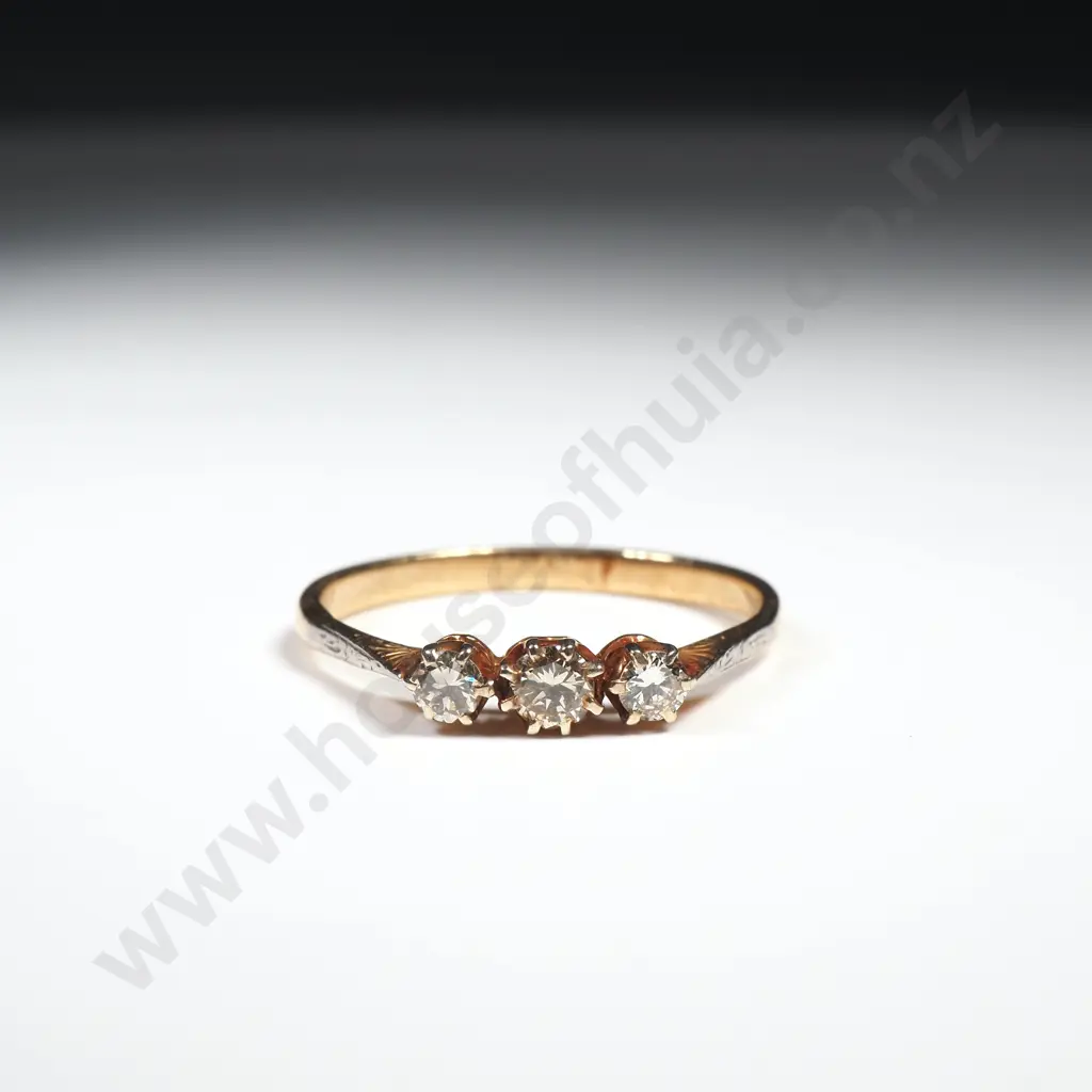 Vintage 18ct Gold Three Diamond Ring Image 1++