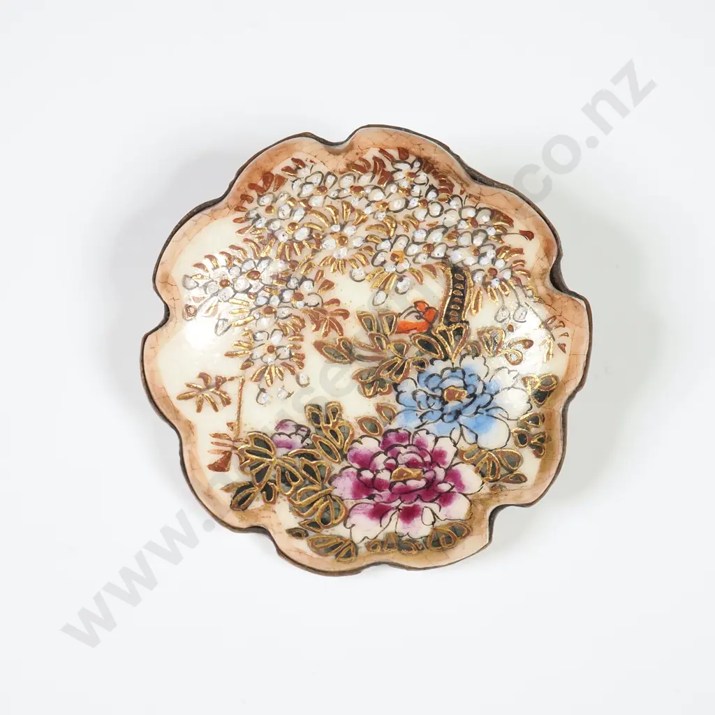 Vintage Satsuma Brooch w Floral Decoration & Scalloped Edge Image 1++