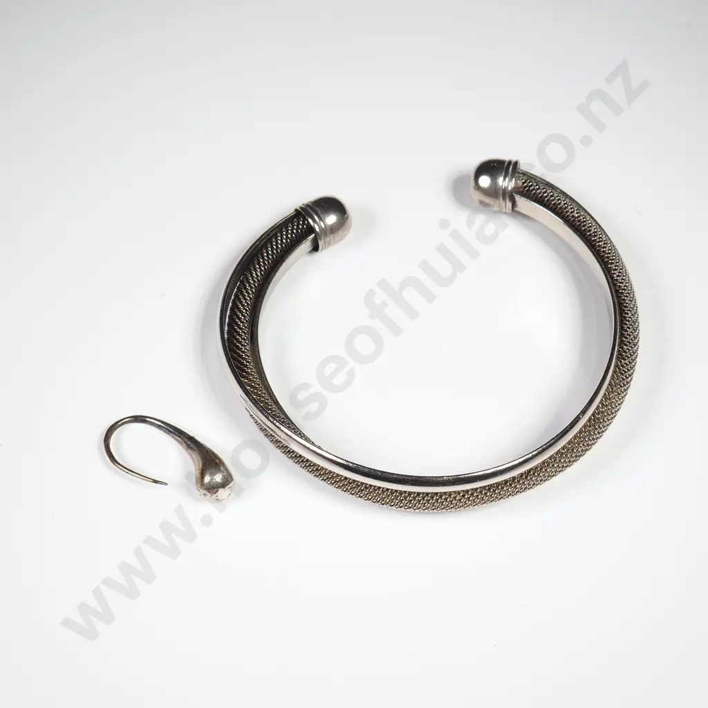 Two Pieces of Silver Toned Jewellery Image 1++