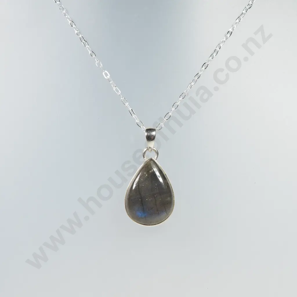 Sterling Silver Labradorite Pendant & Sterling Silver Chain Image 1++