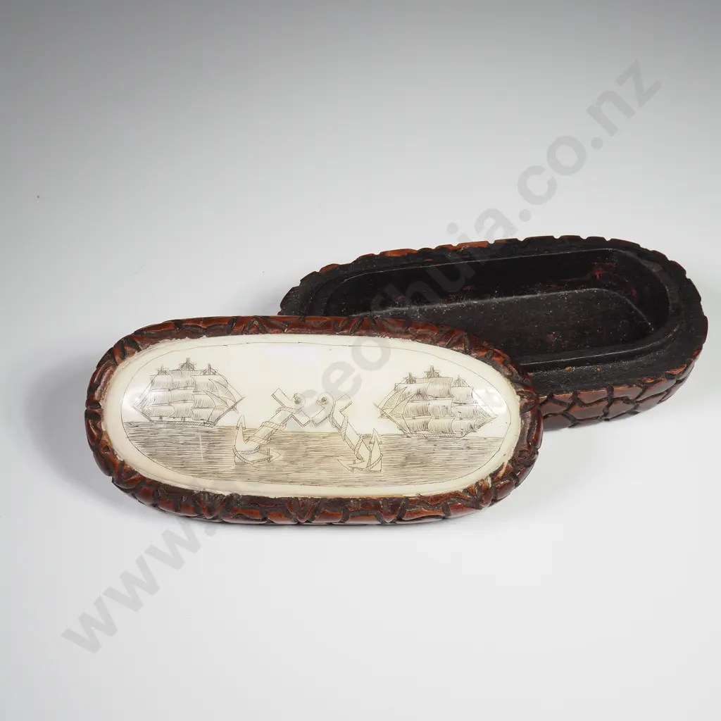 Small Pill Box w Scrimshaw Decorated Lid Image 1++