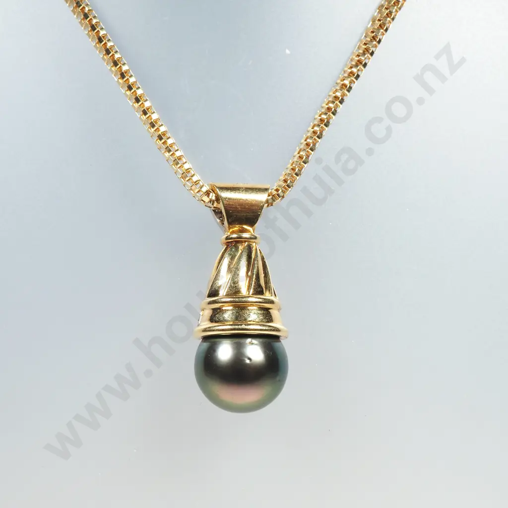 18ct Gold Black Pearl And Diamond Pendant With An 18ct Gold Chain Image 1++