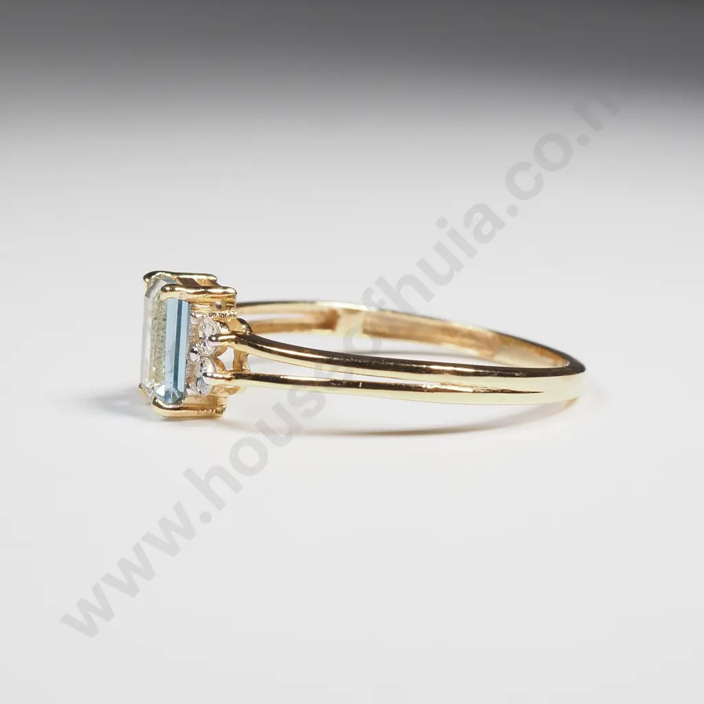 14 CT Gold Diamond & Aquamarine Ring Image 1++