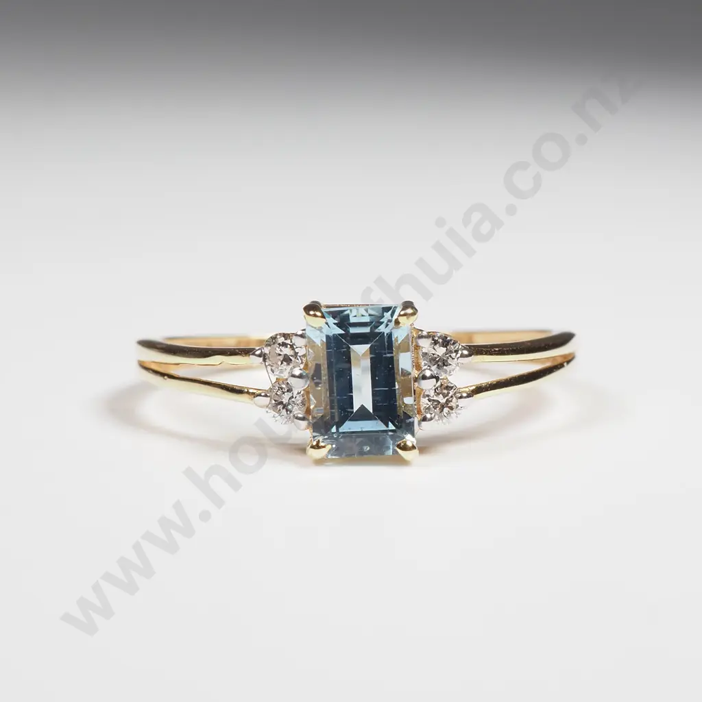 14 CT Gold Diamond & Aquamarine Ring Image 1++