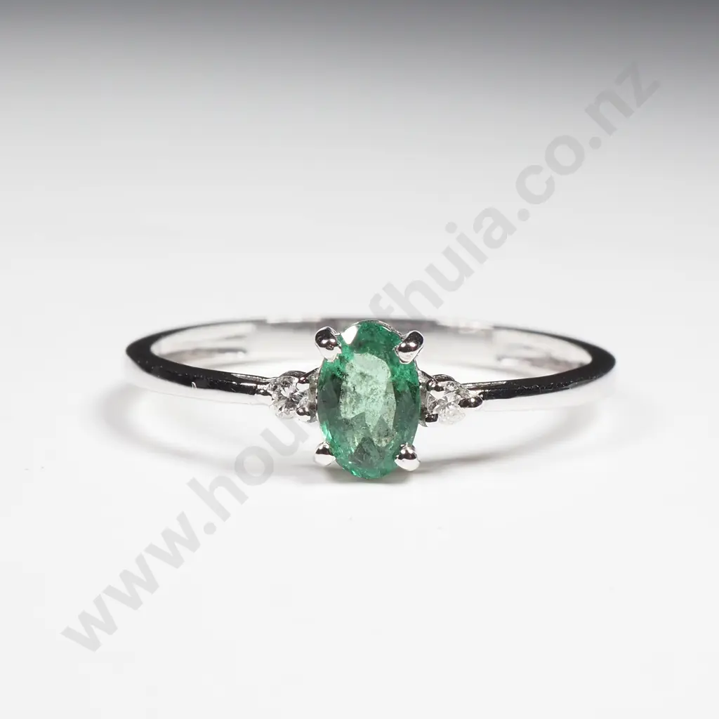 14 CT Gold Diamond & Emerald Ring Image 1++