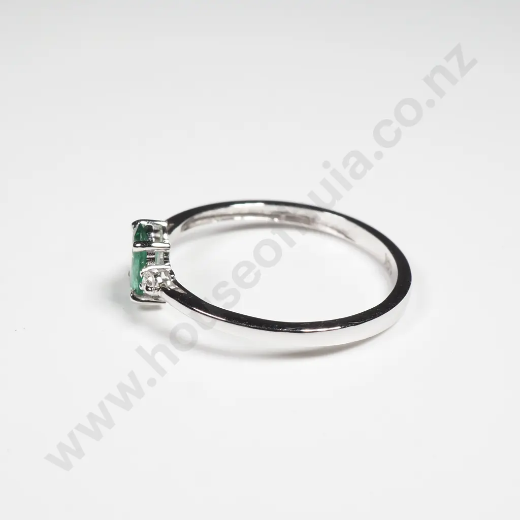 14 CT Gold Diamond & Emerald Ring Image 1++