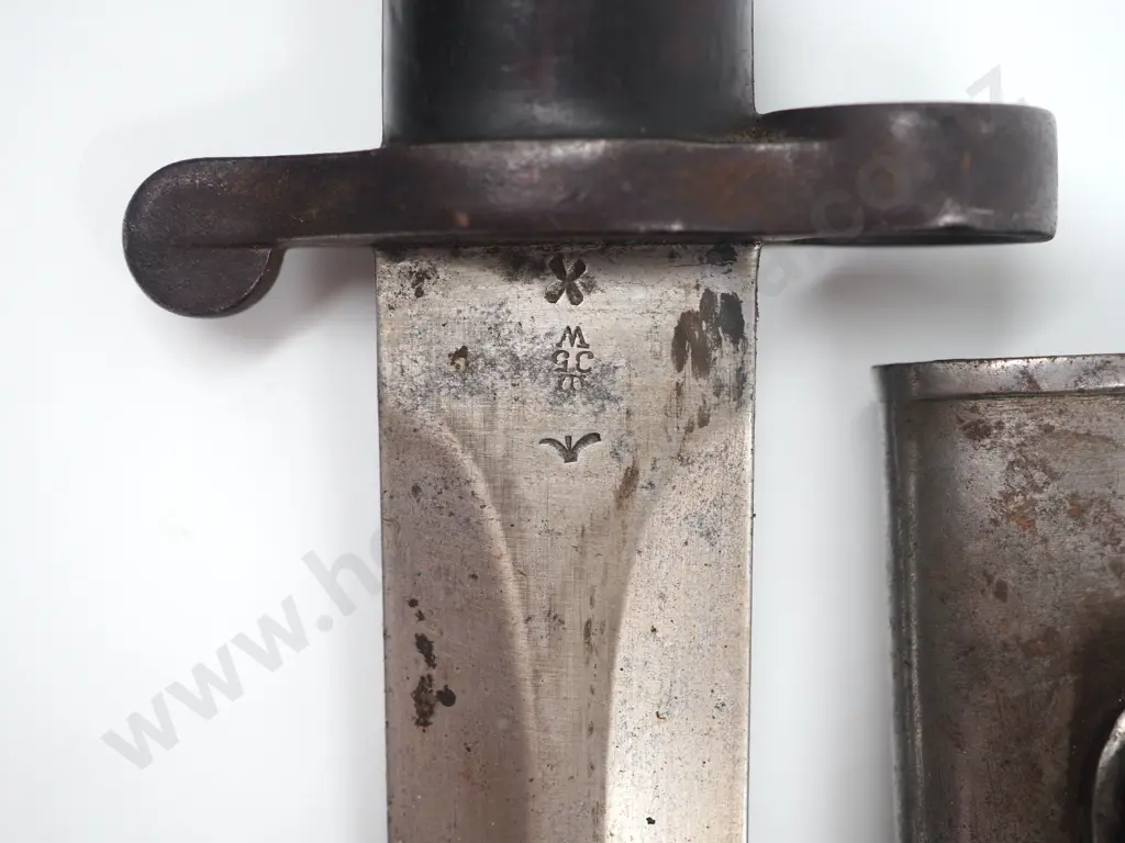 Pattern 1888 Mk 1 Bayonet, Second Type w Cleaning Rod hole in Grips Image 1++
