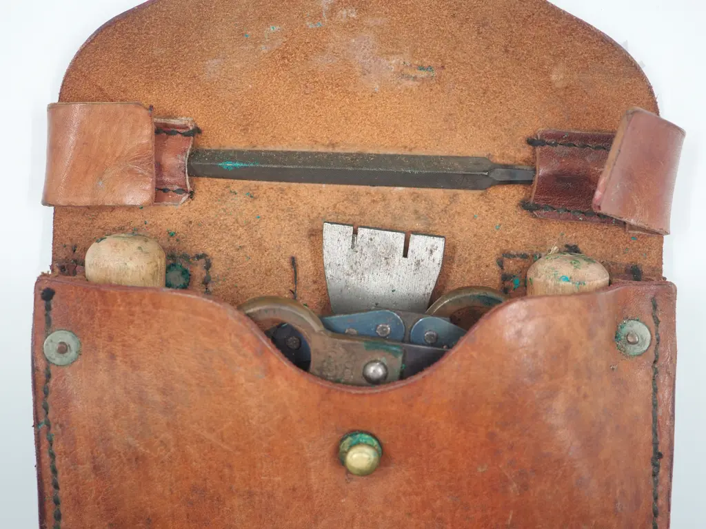New Zealand 1942 Stamped Engineers Chain Saw in Original Leather Pouch w Setting Tool File & Handles  Image 1++