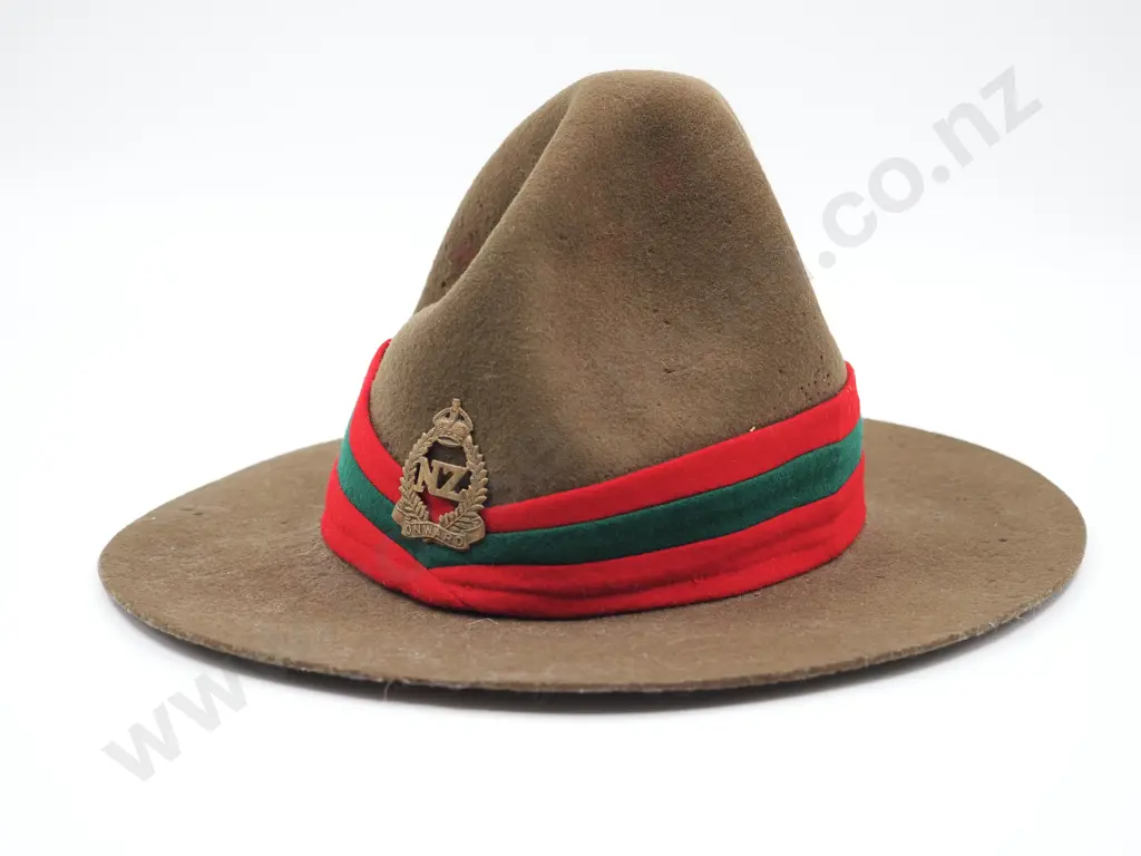 WW2 NZ Lemon Squeezer w Onward Cap Badge Image 1++