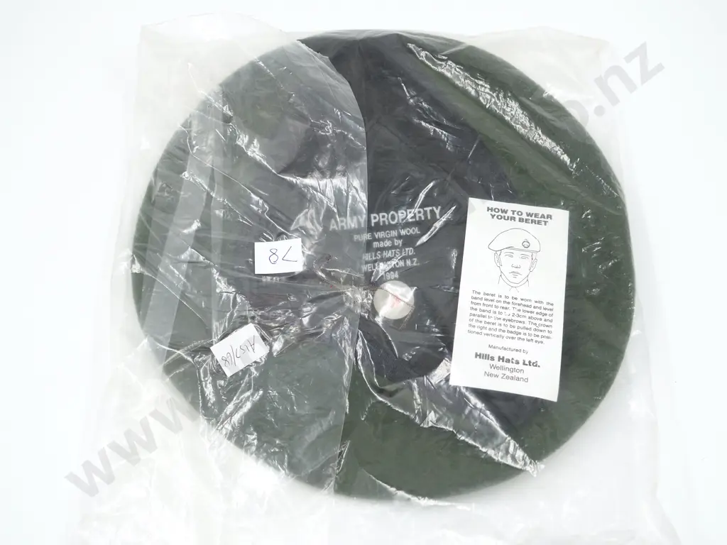 1994 New Zealand Army Rifle Green Beret in Original Packaging  Image 1++