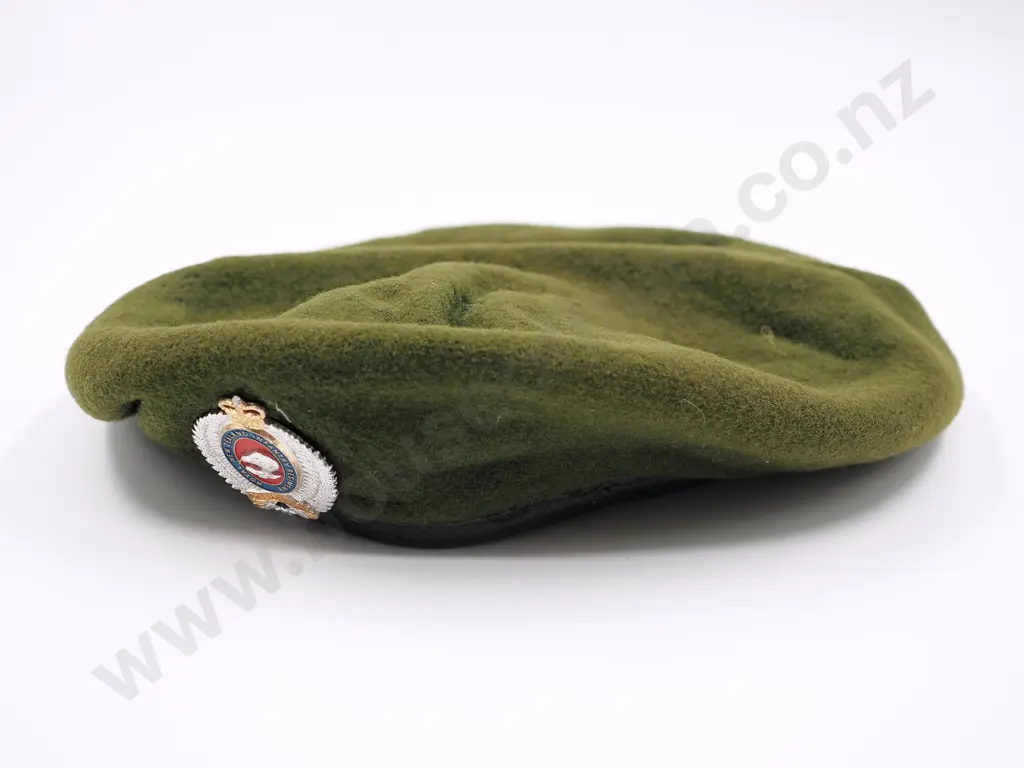 New Zealand 1964 Dated Infantry Beret w Original Badge  Image 1++