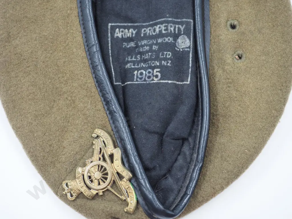 New Zealand Artillery Beret 1985 w Badge  Image 1++