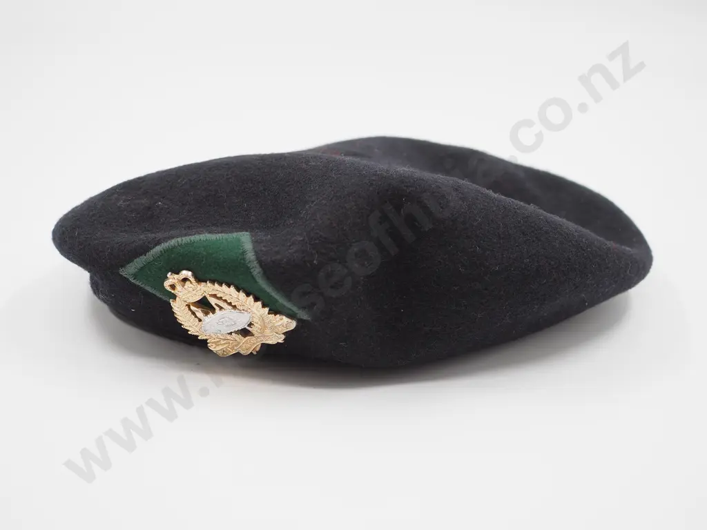 1985 New Zealand Army Beret w Armoured Corp Badge  Image 1++