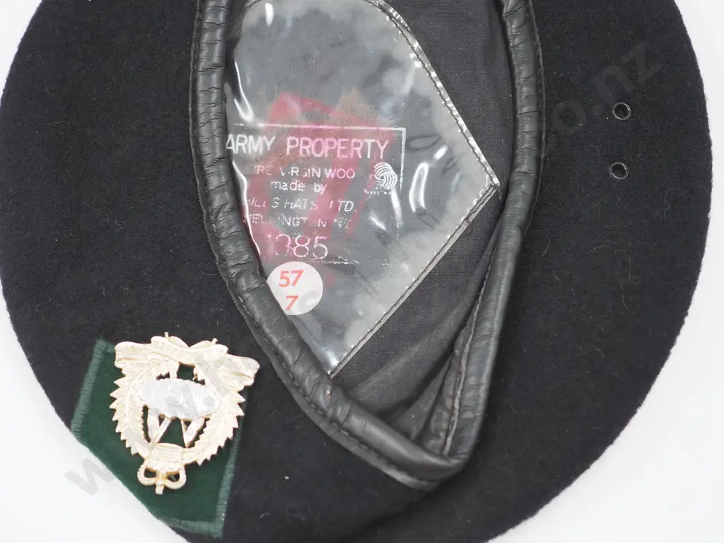 1985 New Zealand Army Beret w Armoured Corp Badge  Image 1++