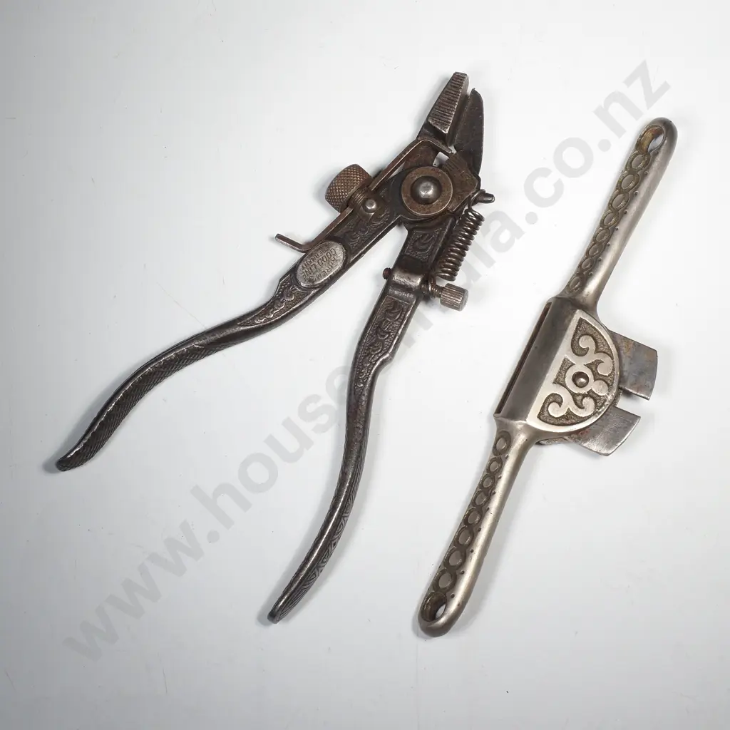 Vintage Ahrems German Saw Set for Woodworking & an Edward Preston No 1377 Ornate Spokeshave Image 1++