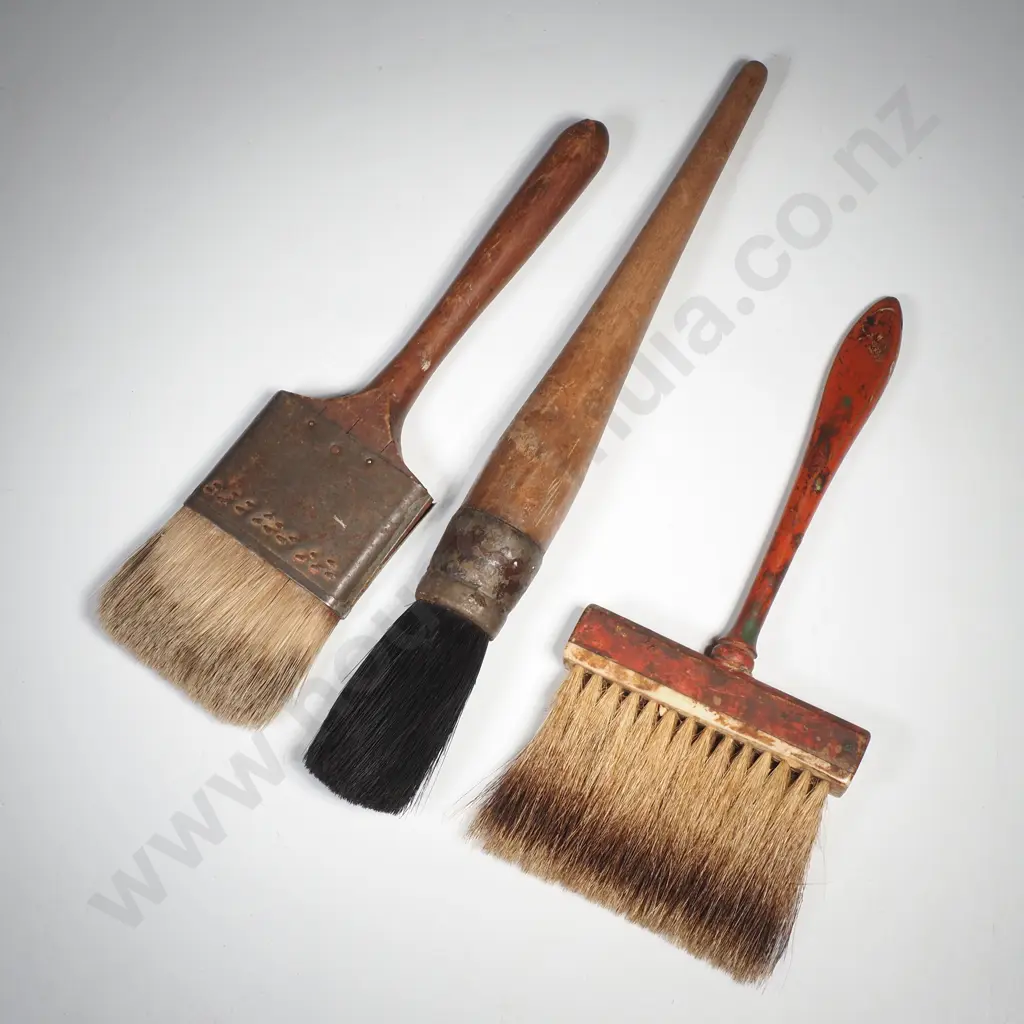 Three Vintage Wooden Handled Brushes for Painting Including a Round Sash Brush Image 1++