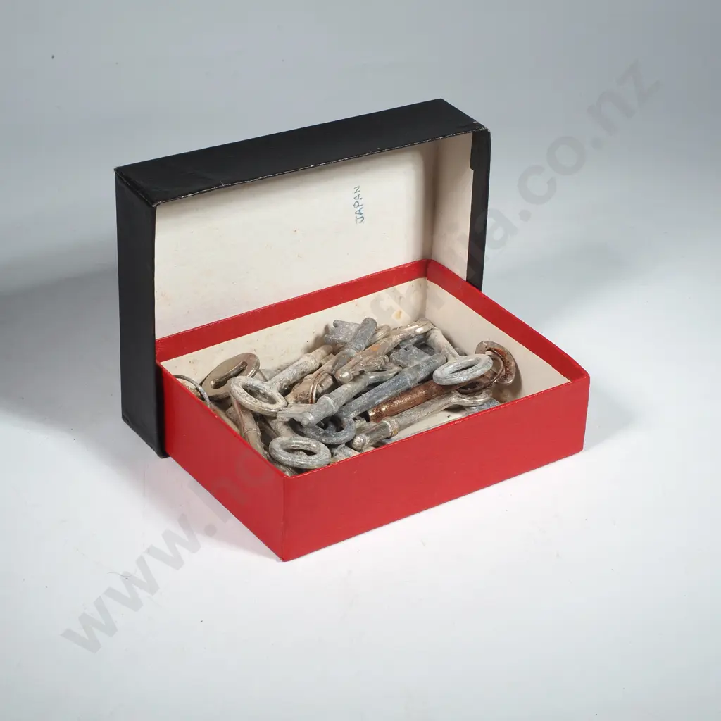 Box of Assorted Vintage Keys Image 1++