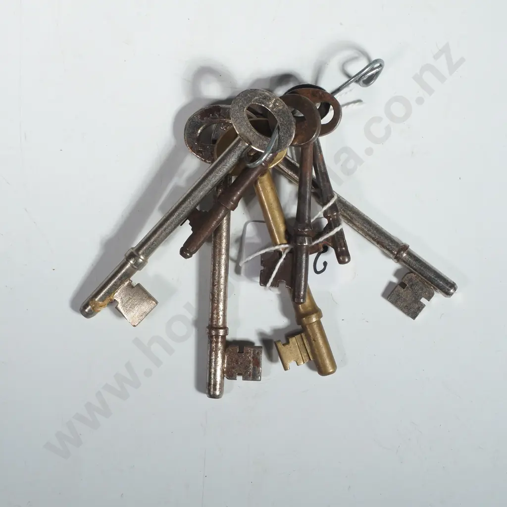 Vintage Group of Skeleton Keys Image 1++