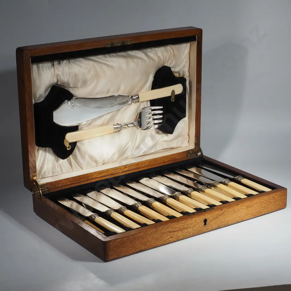 Oak Canteen Containing a Pair of Bone Handled Fish Servers & Twelve Bone Handled Fish Knives & Forks Image 1++