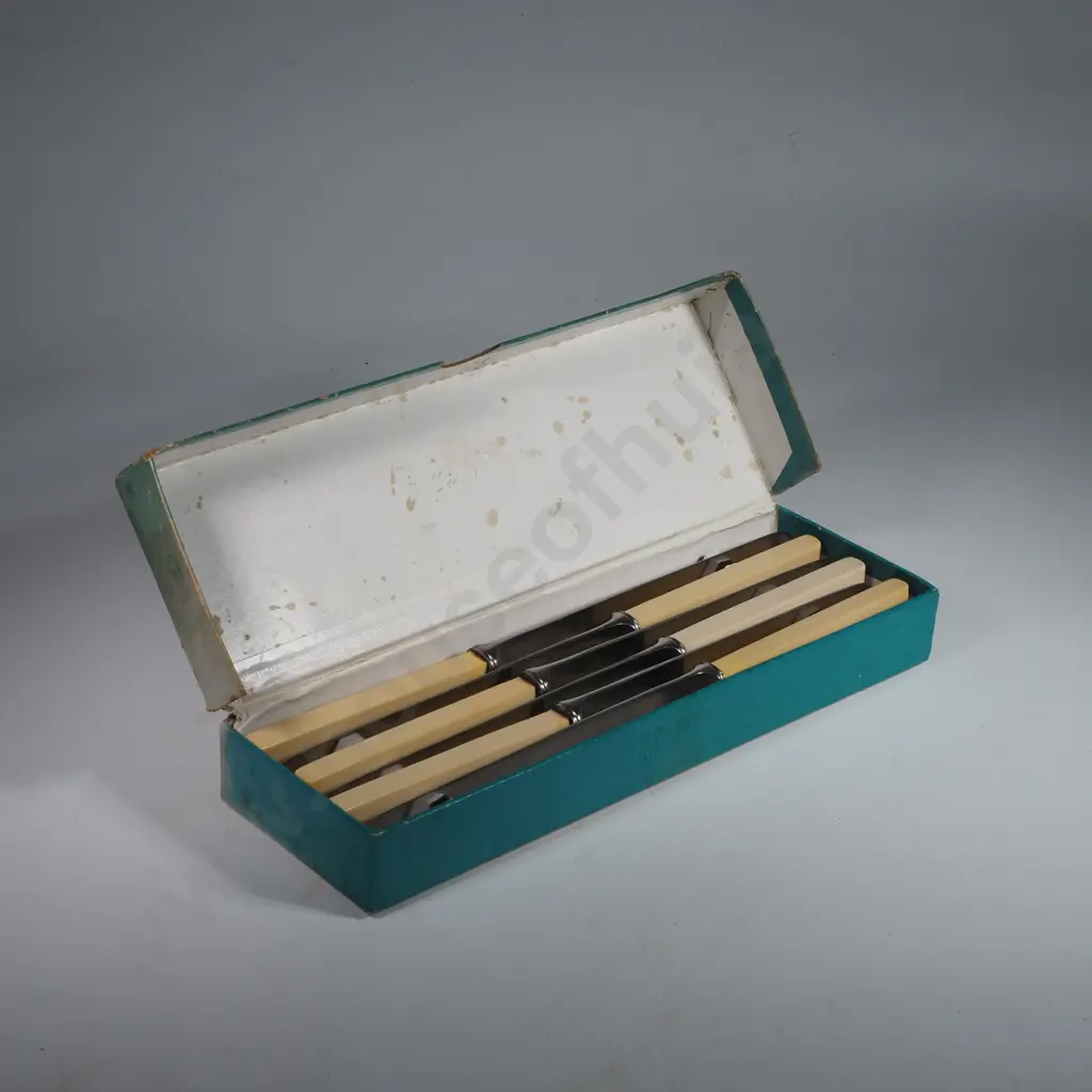 Set of Six Charles Ibbotson Square Bone Handled Knives in Original Box Image 1++