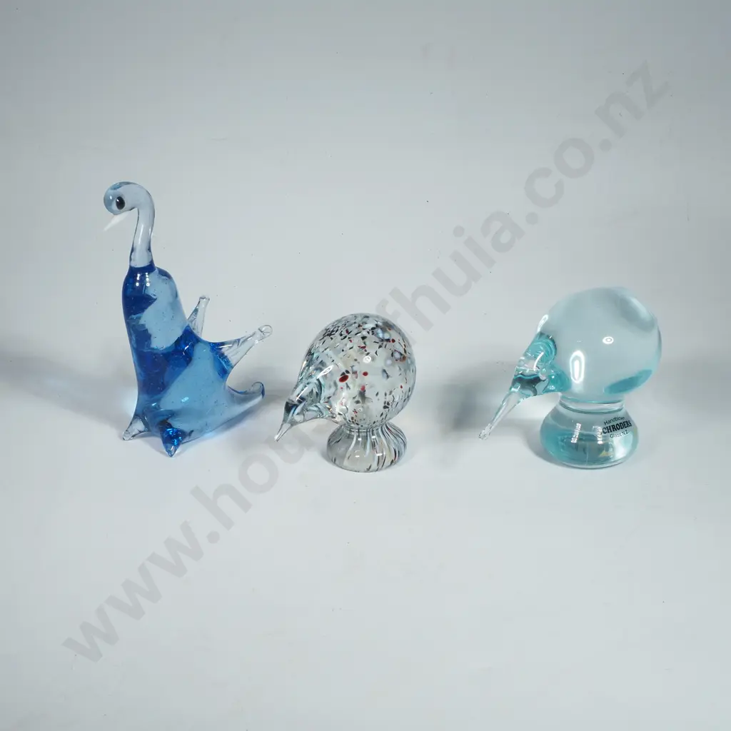 Blue Glass Swan Figurine, a Hokitika Light Blue Glass Kiwi Bird Paperweight & a Hoglund Glass Kiwi A/F Image 1++
