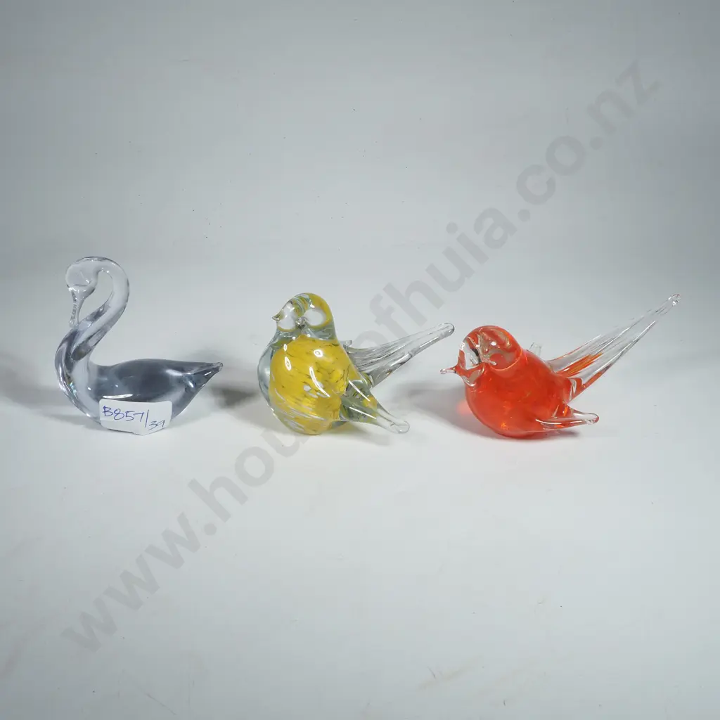 Hokitika Yellow Art Glass Bird Paperweight, Orange Art Glass Bird w White Internal Patterning & a Hokitika Glass Swan Image 1++