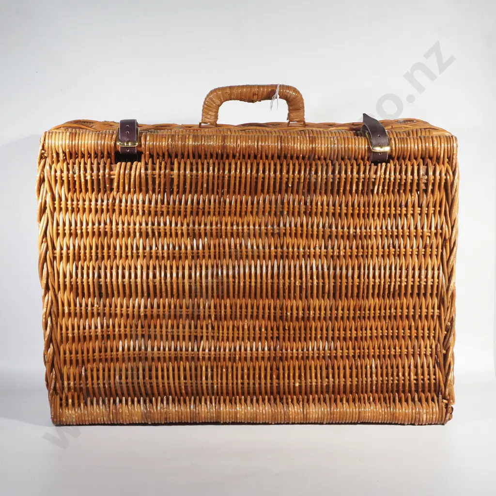 Large Wicker Picnic Basket/Hamper w Leather Straps Image 1++