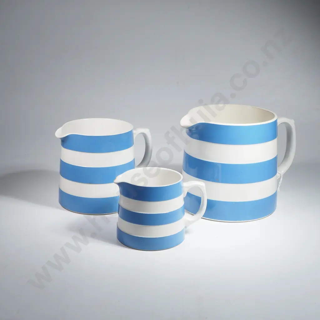 Set of Three Vintage Graduated Cornish Ware Jugs w Green Stamp Image 1++