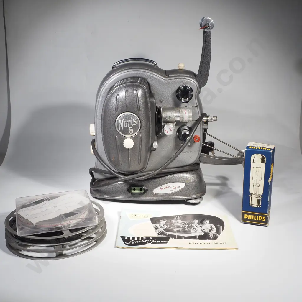 Noris 8 Synchroner, a German 8mm Cine Film Projector w Several Vintage Reels, Operation Booklet & Extra Bulb Image 1++