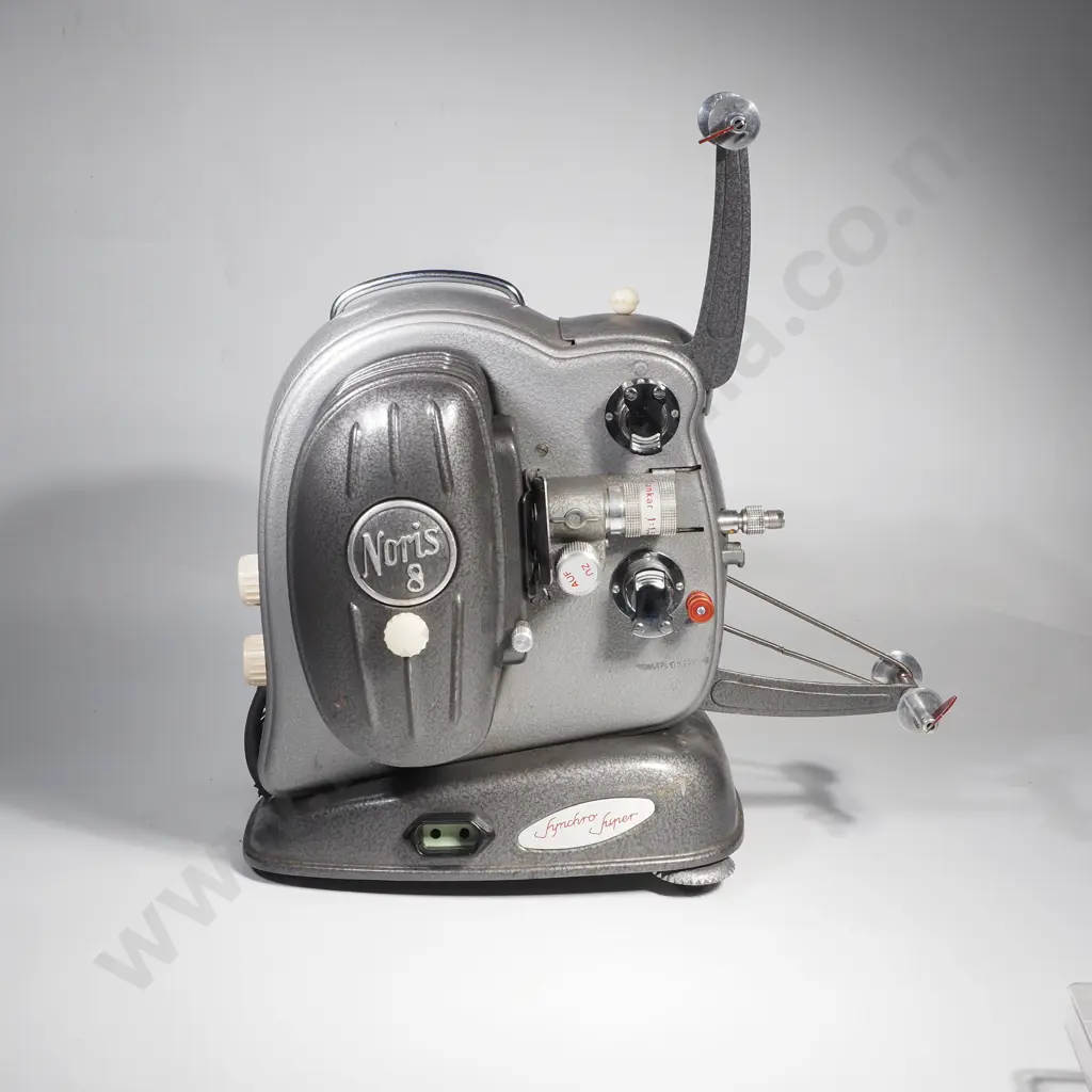 Noris 8 Synchroner, a German 8mm Cine Film Projector w Several Vintage Reels, Operation Booklet & Extra Bulb Image 1++