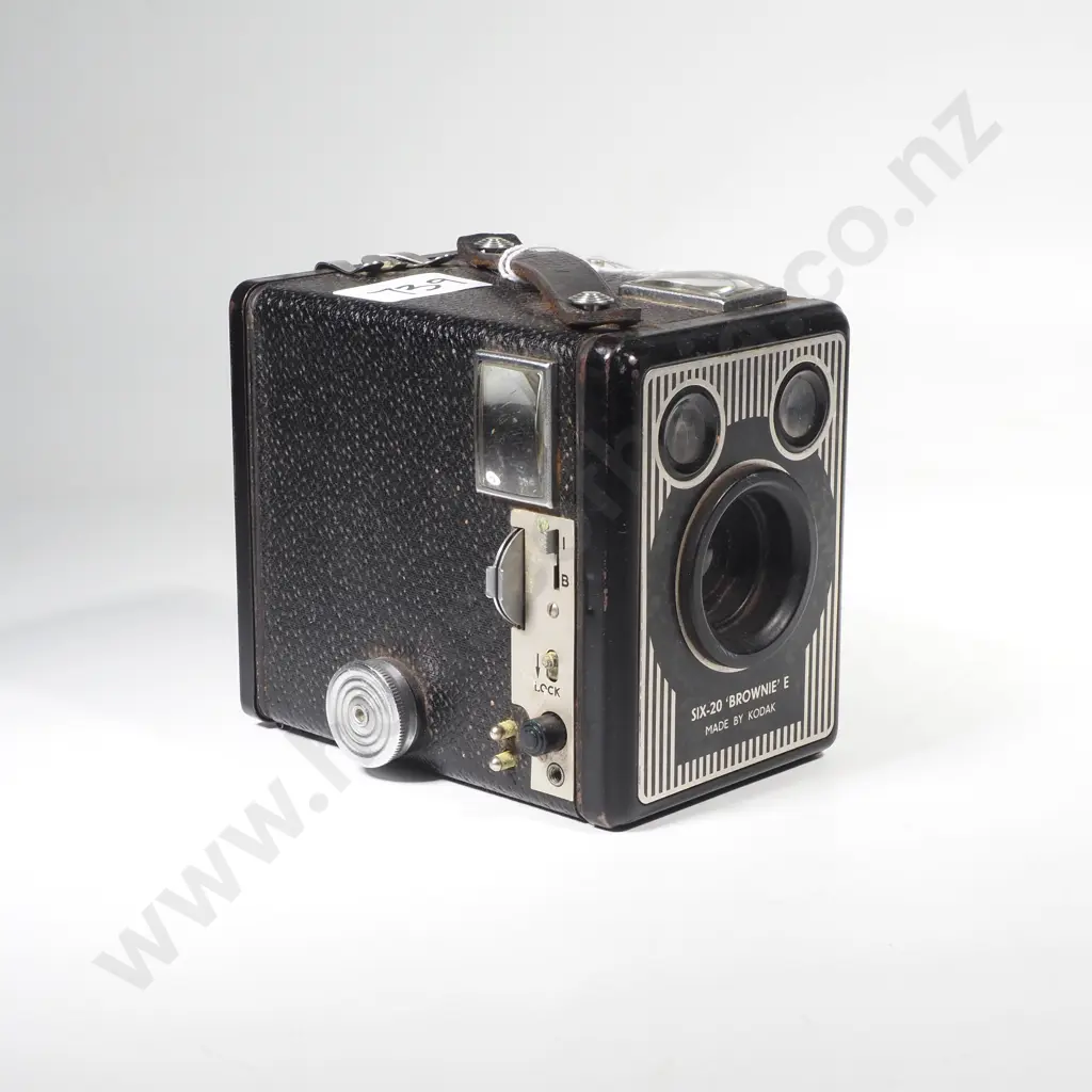 Vintage Kodak Six-20 'Brownie' E Box Camera, Produced Between 1947 -1953 Image 1++